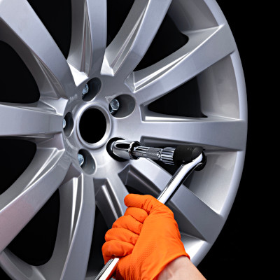 Fitting a wheel with Forged wheel bolts