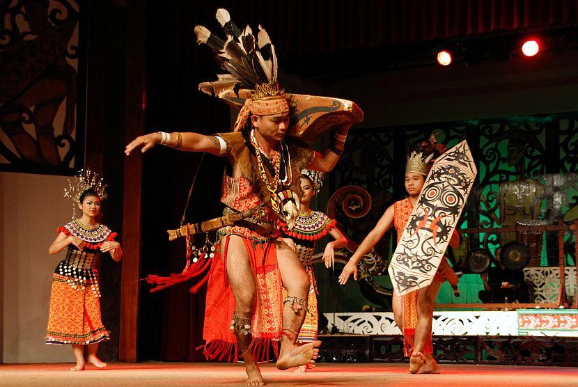 Kuching cultural village dancers