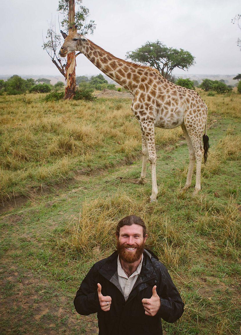 Volunteer in Zimbabwe with a giraffe